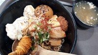 Peraih Bib Gourmand Singapura tahun ini bertambah 12 dari tahun lalu. Noodle Story masih masuk dalam daftar dengan sajian ramen gaya Singapura. Ramen diberi topping char su babi, wonton, udang goreng berbalut kentang, telur rebus setengah matang dan daun bawang. Lokasinya ada di Amoy Street Food Centre. Foto: dok. detikFood