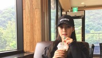 Waktunya ngopi,tulis Park Min Young. Wah, selain menyukai teh, ia juga gemar ngopi. Kali ini gayanya terlihat sangat sporty, ya. Foto: Instagram rachel_mypark