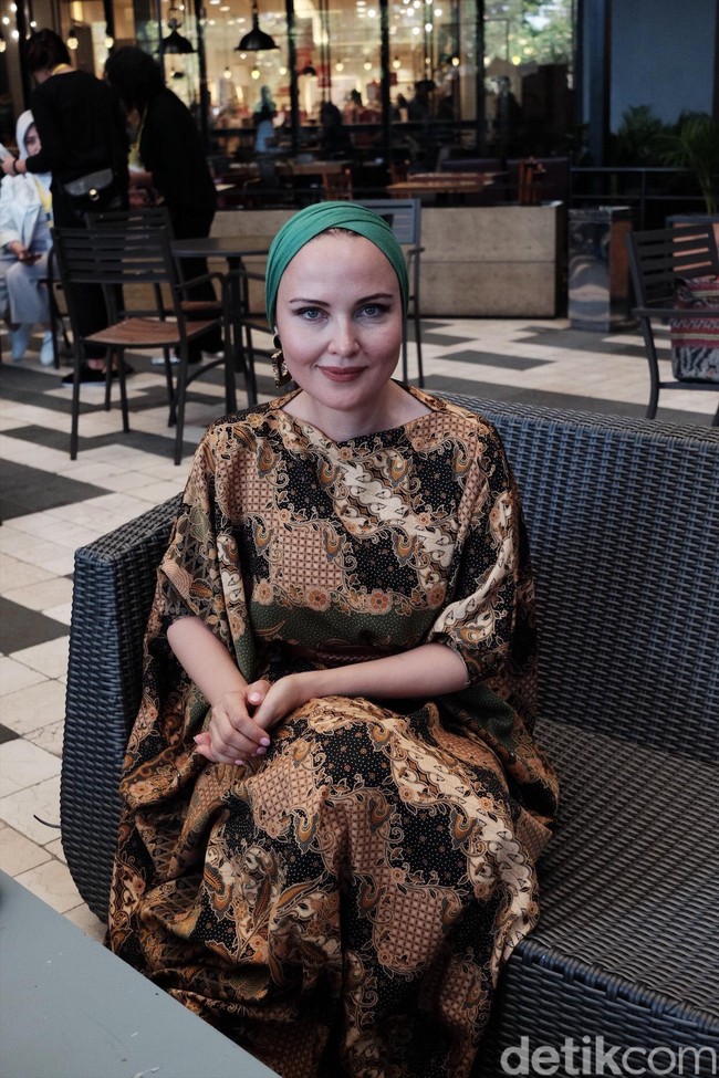 Dilyara, ibu tiga anak ini memakai dress batik yang ia beli beberapa tahun yang lalu. Hijabers Rusia ini pun memutuskan memakai dress batik untuk mengapresiasi acara JMFW 2018. Foto: Silmia Putri/Wolipop