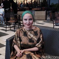 Dilyara, ibu tiga anak ini memakai dress batik yang ia beli beberapa tahun yang lalu. Hijabers Rusia ini pun memutuskan memakai dress batik untuk mengapresiasi acara JMFW 2018. Foto: Silmia Putri/Wolipop