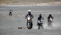 Touring naik motor Royal Enfield Himalayan ini seru banget. Apalagi dilakukan bareng teman-teman, banyak pengalaman yang didapat! (dok. Istimewa) 