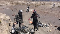 Sering juga kami terjatuh. Beruntung tidak ada insiden berarti, malah jatuh dari motor ini bisa jadi cerita buat dikenang. (dok. Istimewa) 