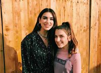 Kecewa dengan Sikap Pramugara, Dua Lipa Ajukan Protes ke Maskapai Amerika