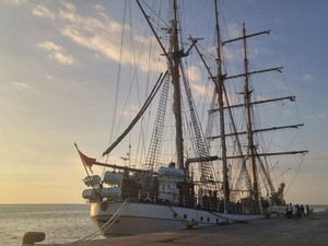 KRI Dewaruci Tiba di Makassar untuk Kirab Obor Asian Games 2018