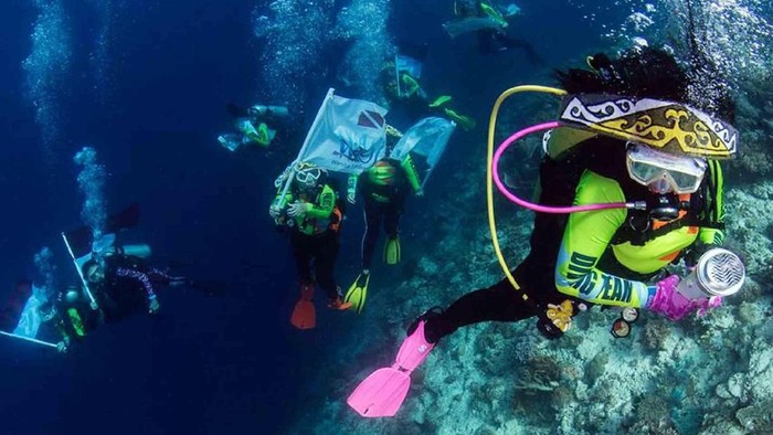 Ketua Umum Wanita Selam Indonesia (WASI) yang juga merupakan Ketua Umum Bhayangkari Tri Tito Karnavian didampingi Nadine Chandrawinata dan 8 penyelam wanita membawa api obor Asian Games 2018 saat menyelam di perairan Pulau Piaynemo, Raja Ampat, Papua Barat, kemarin. kegiatan ini dilakukan sebagai bentuk dukungan perempuan terhadap kesuksesan Asian Games 2018.