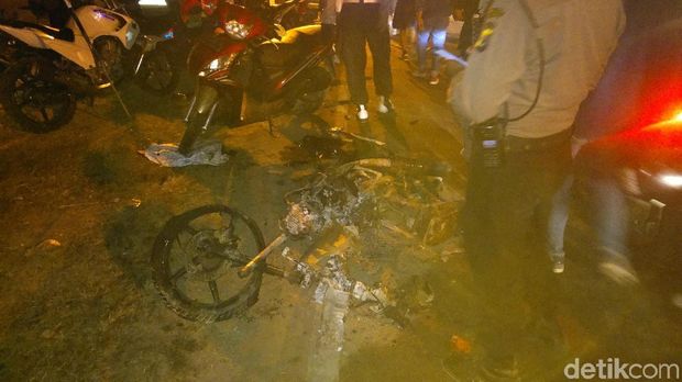 5 Motor rusak dalam kericuhan suporter ini