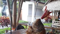 @tityrety lebih suka gurame terbangnya digantung di atas daun dpisang, dengan cabe merah besar yang menghias manja. Tak lupa sambal bawang segar dan tumis kangkung. Foto: Instagram