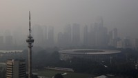 Jakarta kembali menjadi sorotan media usai kontroversi pemasangan waring di Kali Item Sentiong beberapa waktu lalu. Kali ini dilansir dari media sosial twitter @GreenpeaceID Jakarta menempati posisi 1 sebagai kota paling berpolusi di dunia. Reuters/Beawiharta.