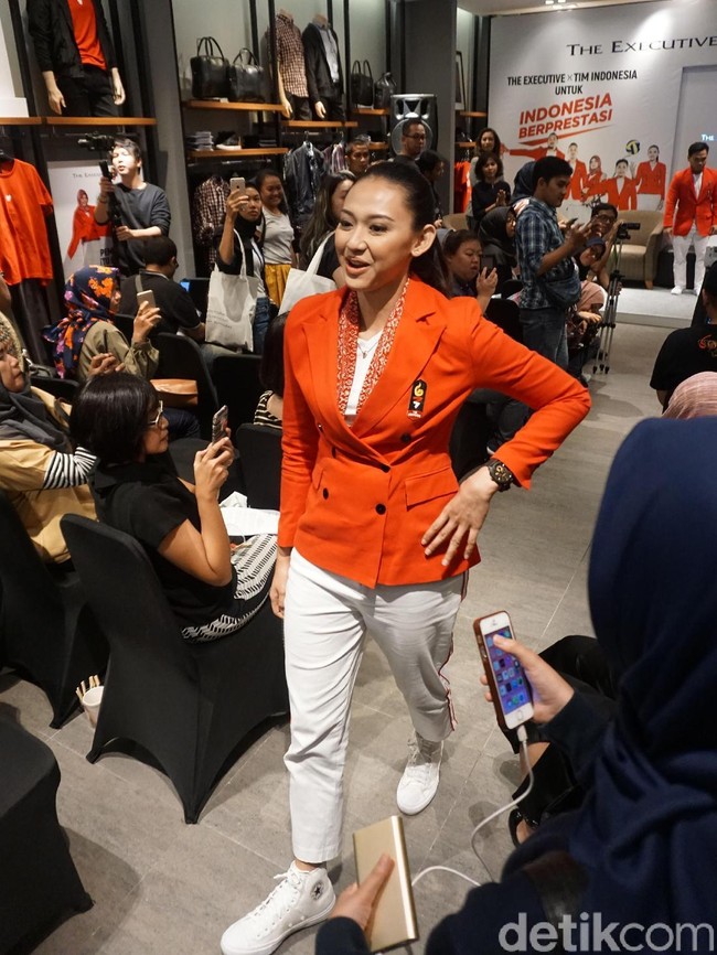Bak model, perempuan kelahiran Bandung 24 tahun lalu itu berlenggang sembari memeragakan setelan tersebut di dalam butik The Executive. Sesekali Pungky melempar senyum manisnya sehingga tetap memesona meski langkahnya tak seluwes model profesional. (Foto: Daniel Ngantung/Wolipop)
