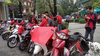 Ada juga yang sebatas mengobrol saja di atas tunggangan mereka. Foto: Facebook CLB Go-Viet HCM