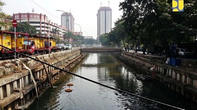 Ketika Pusat Ikut Turun Tangan Bersihkan Kali Item
