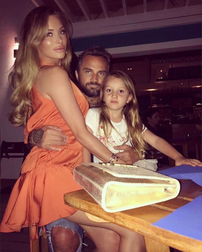 Sang suami sangat khawatir saat itu. Ia memohon kepada Natalie untuk menghentikan obsesinya. Suamiku mengatakan, ini terlalu berisiko untuk kesehatan, kamu memiliki dua anak, aku tidak ingin kamu melakukan ini, kata Natalie menirukan ucapan sang suami.  Foto: dok. Instagram (@natalierichmarbella)