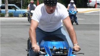 Detik-detik sebelum terjatuh. Foto: Brightside