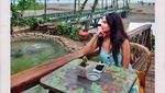 Jalan-jalan ke Bali, Vanessa Angel Cicip Pizza Sampai Es Kelapa