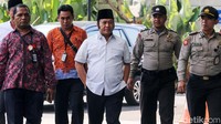 Dia hanya tersenyum sambil memasukkan satu tangannya ke kantong celana.