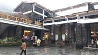 Saat akan pulang, traveler juga bisa membeli oleh-oleh kerajinan tangan khas sana. Menarik bukan? (Fadhly Fauzi Rachman/detikTravel) 