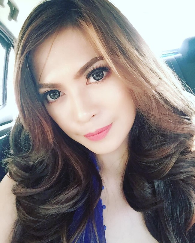 Selain berkotor-kotoran dengan oli dan berbagai perkakas berat lainnya di bengkel, Tantin juga tidak menyia-nyiakan paras cantiknya dengan menjadi model. Foto: Instagram