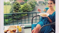 Sarapan Vanessa lumayan berat nih, hihihi... Ada mie goreng, roti, donat, muffin dan secangkir jus jeruk. Foto: Instagram vanessaangelofficial