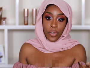 Viral Foto Youtuber Pakai Jilbab Tapi Berbaju Seksi, Netizen Heboh