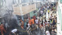 Namun, tiga rumah warga hangus terbakar.