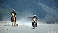 Foto: Tapi akhirnya motor Royal Enfield Himalayan lah yang jadi pemenangnya melawan kuda Bromo. Seru banget ya! (dok. Istimewa)