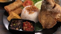 Selain enak disantap dengan lalapan, gurame terbang ternyata juga enak dmakan dengan lumpia goreng lho. Seperti menu makan siang @louise_lim08. Foto: Instagram