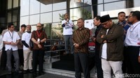 Naik ke atas panggung, Samad menyoroti kasus yang menimpa Novel.
