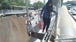 Bahaya! Ini Penampakan Ngeri JPO di Daan Mogot yang Berlubang
