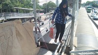 Foto: Kertas pengingat itu jadi pembatas jembatan yang terputus akibat ditabrak truk pertengahan Juli 2017 lalu. Kertas itu diikat menutupi rangkaian besi untuk pembatas sementara yang diikat ke tiang utama memakai tali plastik. (Azizah-detikcom)