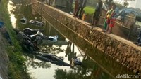 Buntut dari gesekan itu adalah empat motor pengemudi ojol dilempar ke sungai.