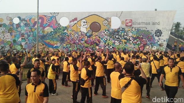Kegiatan senam dan apel dilakukan sebelum bersih-bersih Kalijodo