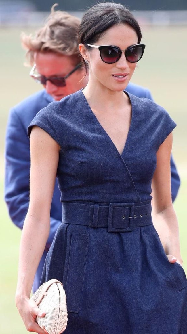 Sejak dinikahi Pangeran Harry, Meghan Markle tak luput dari barang fashion mewah. Hampir di setiap kesempatan, Meghan selalu tampil dengan busana desainer. Namun kali ini dia menggunakan barang fashion harganya bahkan hanya ratusan ribu.  Foto: dok. Getty Images