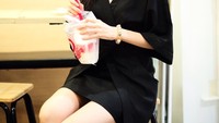 Minuman manis dan dingin sudah ada ditangan Nattasha Nauljam. Pasti enak nih! Foto: Instagram @nat_nattasha