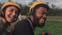Senyum Khalid bersama rekan wanitanya saat berjalan-jalan melewati hutan dan hamparan sawah di Bali. Dok. Instagram/thegr8khalid