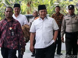 Santainya Bupati Lampung Selatan, Masih Senyum Saat Digelandang KPK