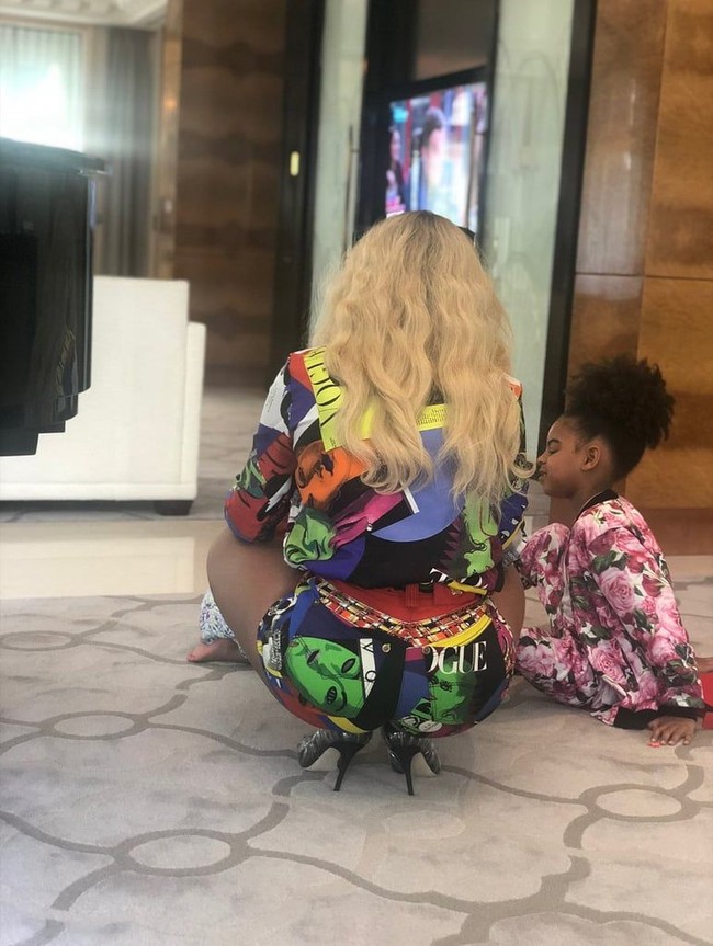 Blue Ivy mencuri perhatian dengan setelan bermotif floral. Sementara sang ibu modis dalam balutan dress Versace. (Foto: Dok. Beyonce Knowles)