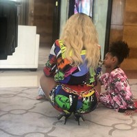 Blue Ivy mencuri perhatian dengan setelan bermotif floral. Sementara sang ibu modis dalam balutan dress Versace. (Foto: Dok. Beyonce Knowles)
