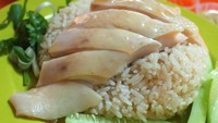 Mampir ke Maxwell Food Centre, ada Tian Tian Hainanese Chicken Rice yang sudah tersohor lezatnya. Bahkan diakui enak oleh Anthony Bourdain. Nasi hainan di sini harum dengan pelengkap ayam kukus yang empuk gurih. Foto: The New Paper