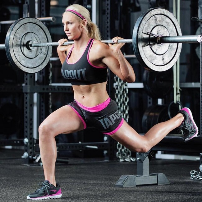 Sebuah operasi rekonstruksi payudara diyakini menjadi satu-satu solusi untuk masalah tersebut. Karena terlalu sibuk, ia baru kesampaian menjalankan prosedur itu dua tahun setelahnya. (Foto: Instagram)