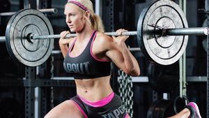 Intip Olahraga Pegulat Cantik Charlotte Flair yang Jago Smackdown