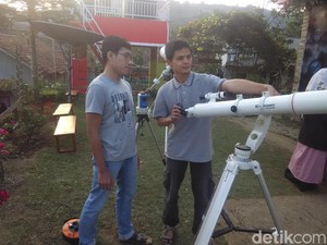 Serunya Pantau Gerhana Bulan Total di Lembang