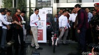 Hari ini merupakan hari pertama Novel kembali bekerja setelah kasus menyiraman air keras ke wajahnya.