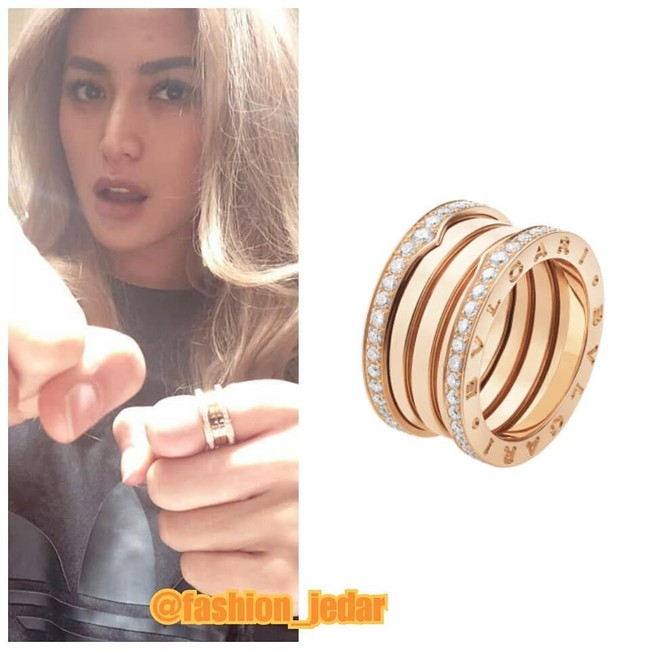 Jessica Iskandar tampak mengenakan cincin emas yang dihiasi berlian. Cincin dari brand Bvlgari itu harganya mencapai US$ 12.850 atau sekitar Rp 185 juta. Foto: Instagram