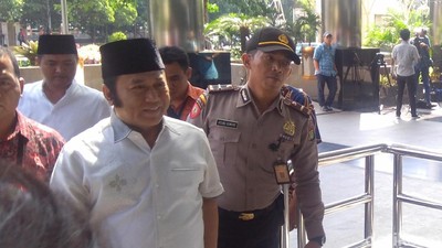 Foto: Senyum Bupati Lampung Selatan Saat Tiba di Gedung KPK