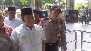 Foto: Senyum Bupati Lampung Selatan Saat Tiba di Gedung KPK