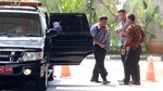 Jempol Napi Koruptor Rohadi Saat Tiba di KPK