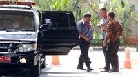 Rohadi turun dari mobil yang membawanya.