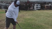 Sesekali main golf biar seru. (Foto: Instagram/nickjonas)