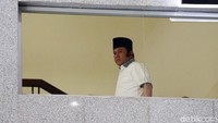 Zainudin naik ke ruang pemeriksaan.