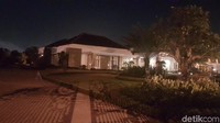 Sebelum tinggal di rumah mewah ini, Zainudin tinggal di rumah dinas di dekat pendopo bupati. Ia pindah sekitar akhir tahun 2017 setelah komplek rumah dan masjid rampung dibangun.